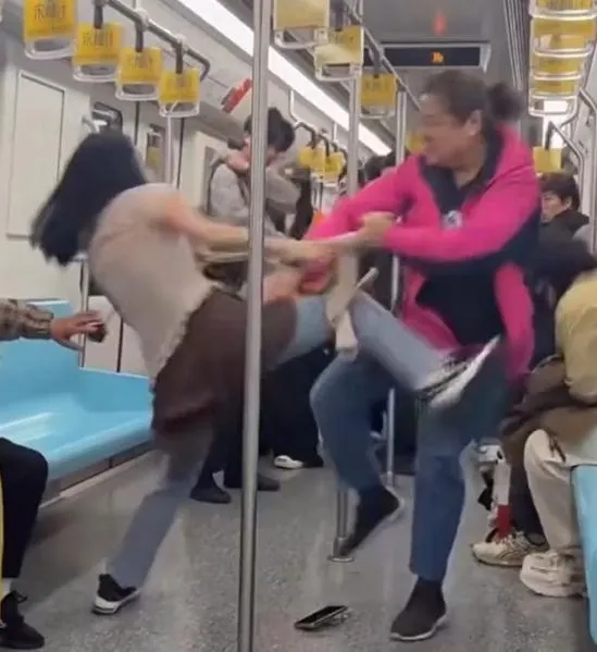 影/扯頭髮、互甩巴掌！兩女上海地鐵爆發「搶位大戰」互毆
