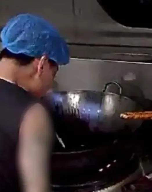 噁！陸外賣廚房掃把刷鍋、朝鍋內「吐口水」　監控平台全曝光
