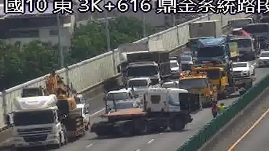國10「拖板車撞護欄折甘蔗」！車道遭阻斷慘回堵