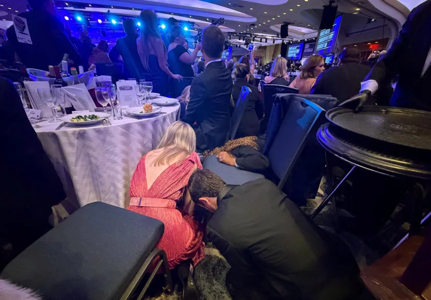 影/白宮晚宴爆槍擊賓客紛躲避　「沙拉男」淡定用餐畫面瘋傳