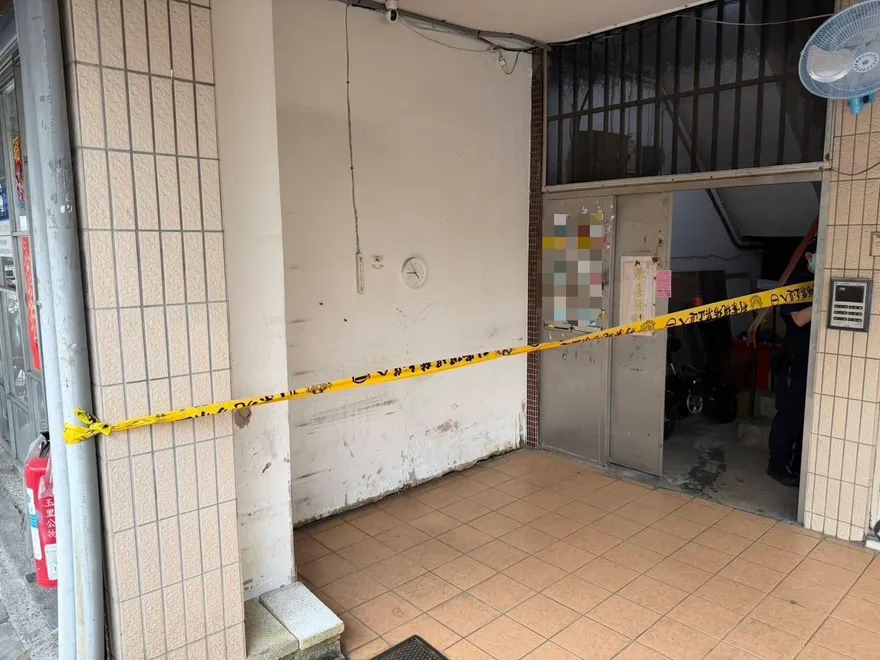 驚悚又心碎！板橋發黑男屍案竟是「失智母伴亡兒多日」