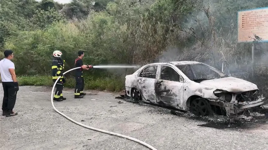台東卑南溪河床火燒車！75歲氣切翁呆坐車旁　臉腿灼傷
