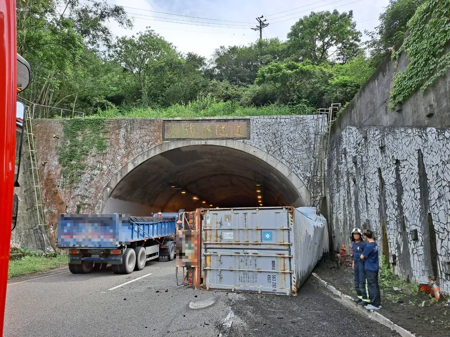 聯結車大武崙隧道入口側翻！　國道3號南向一度單線通行