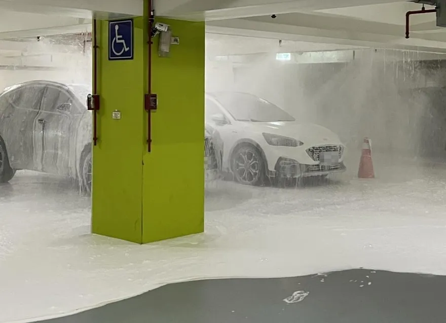 疑駕駛誤撞設備！藝文特區停車場「車海滅頂」遭「毀容式」腐蝕