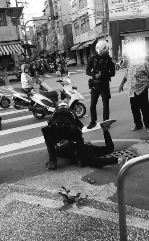 高雄警匪追逐戰！民眾幫忙壓制上銬犯嫌　直呼：體驗太豐盛