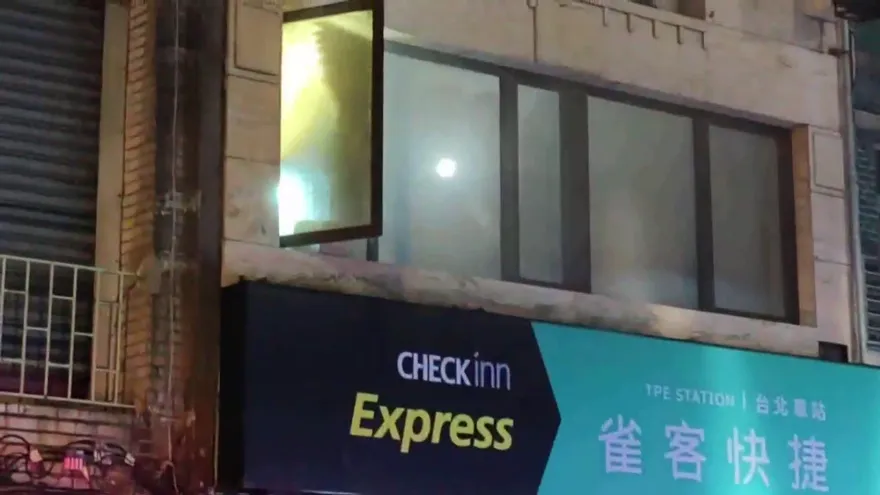 影/北市旅館大火真的是人為！嫌犯在火車站落網辯：抽菸不慎