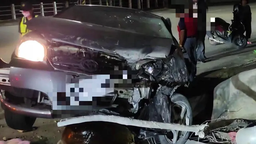 影/救不回來！台中車禍熱點女駕車撞民宅「重創身亡」
