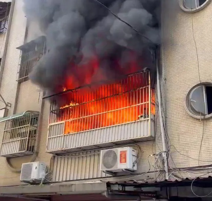 影/桃園民宅「烈焰狂竄奪窗出」！屋主妹不治身亡