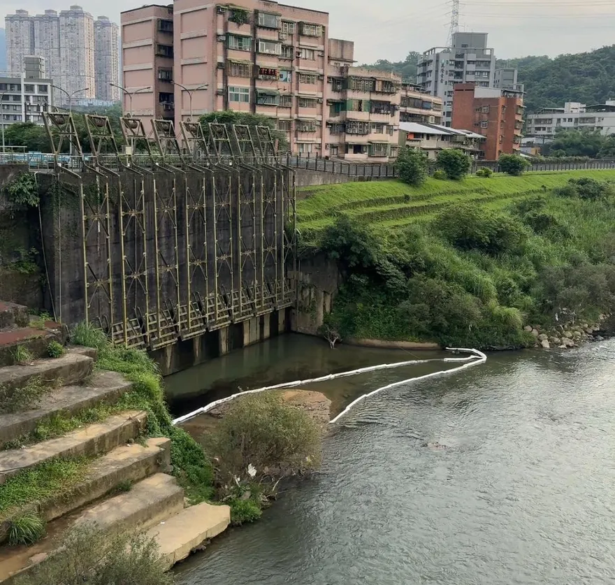 基隆河漂油污環保局徹查　水公司：自來水質無虞