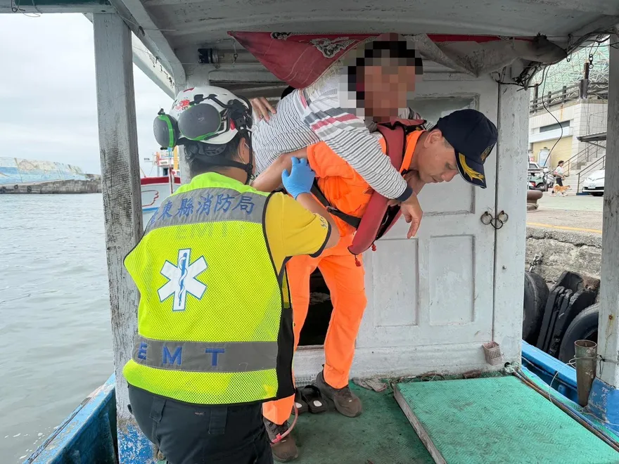 富岡漁港老船長遭魟魚刺傷腳！　他忍痛開船回港求援