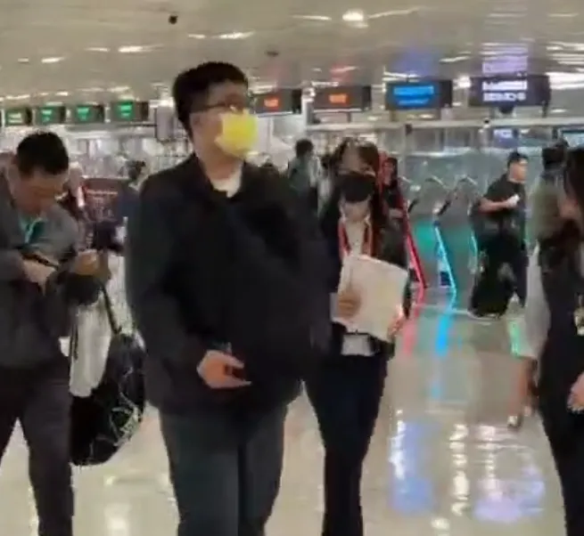 影/回家了！台灣旅行團甘肅翻車釀1死12傷　家屬捧骨灰抵台