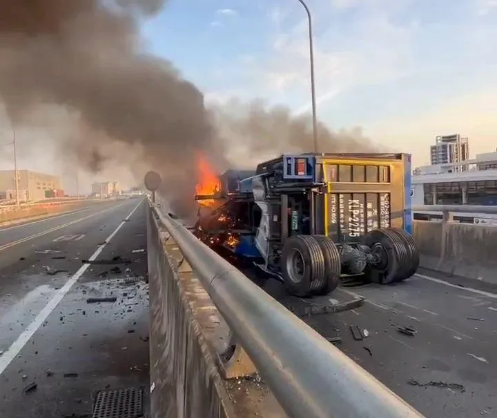 影/高雄新生路高架橋噩耗！車翻覆、駕駛火燒慘死現場
