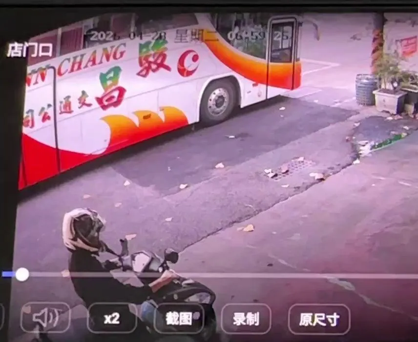 影/不是遊覽車也不是女大生！台南女警斷魂前因是「違停校車」