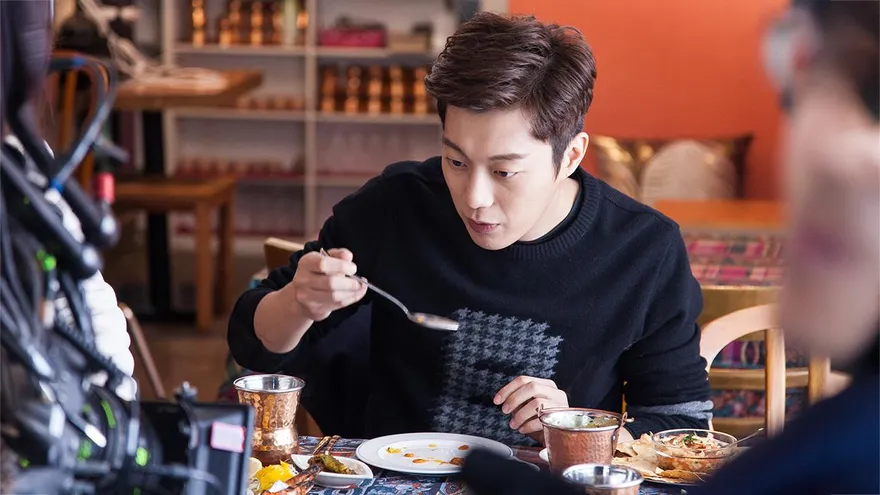 尹斗俊變身吃播男神！曝當兵被百人盯著吃飯「想回家」