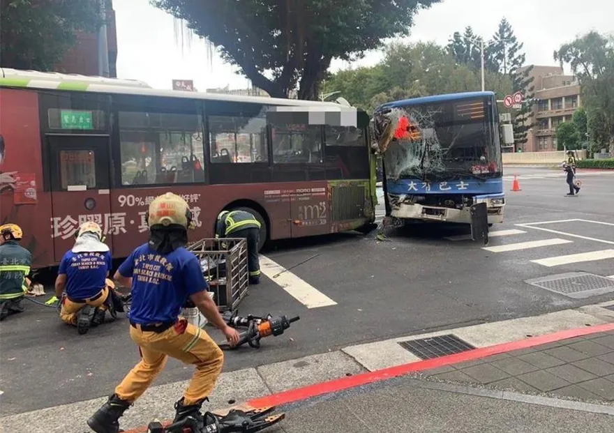 北市1死公車追撞真相曝！　運安會：司機疲勞駕駛未繫安全帶