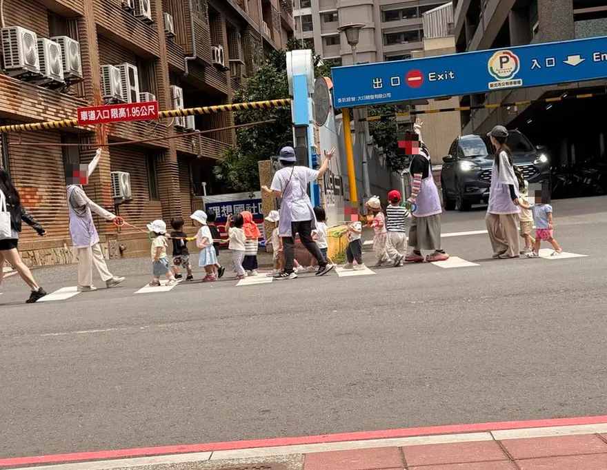 可愛暴擊！他曝「小小人」排隊牽手手如療癒秀　萌翻網友