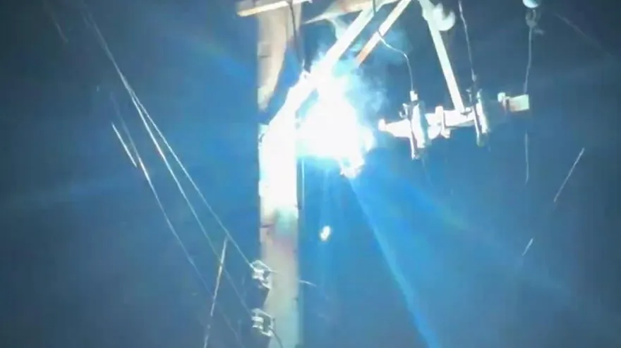 影/台東嘉蘭村驚傳「電桿爆炸停電」！黑暗降臨淪孤島