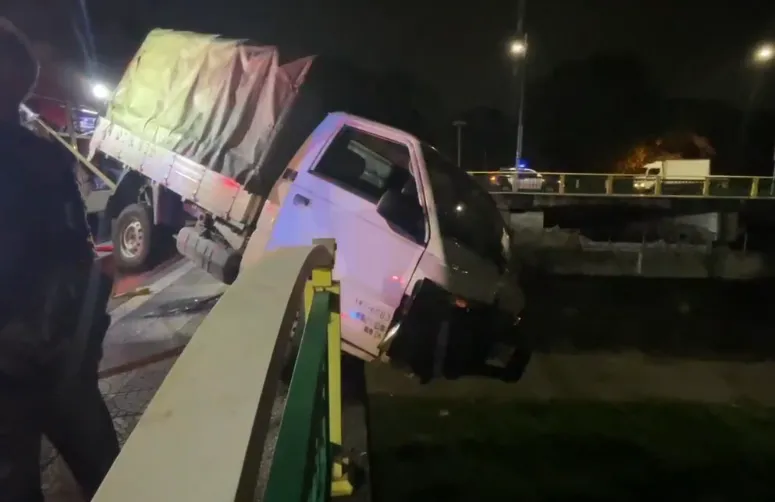 影/台中酒駕男自撞險墜橋！車頭懸掛10米高空畫面曝