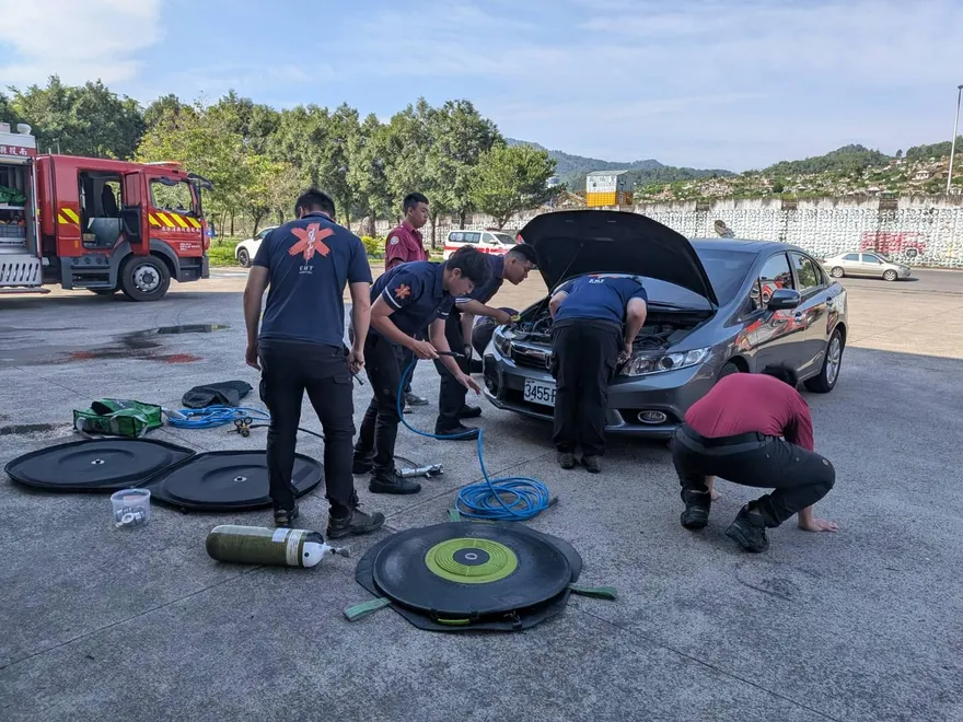 車內傳來喵喵聲！埔里消防員拆車救貓