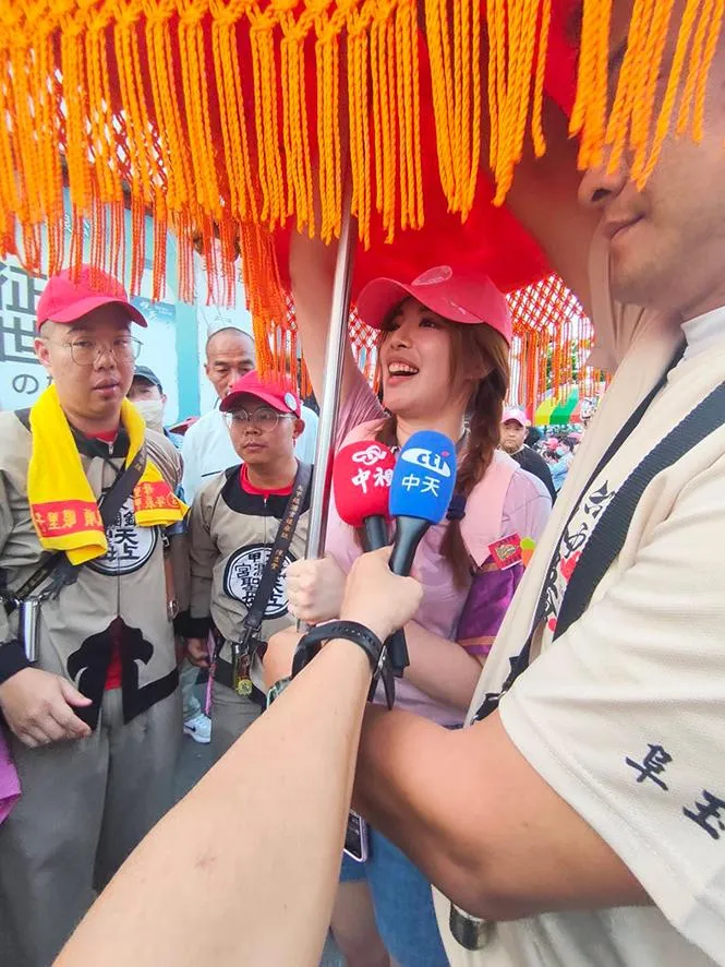 美女主播加入中天！何織羽大甲媽遶境圓夢　幸運扛轎、鑽轎底