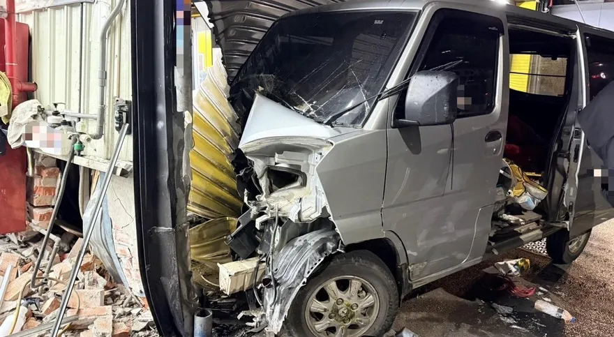 影/新北男暗夜毒駕開小貨車　失控衝撞橋墩、毀2店面
