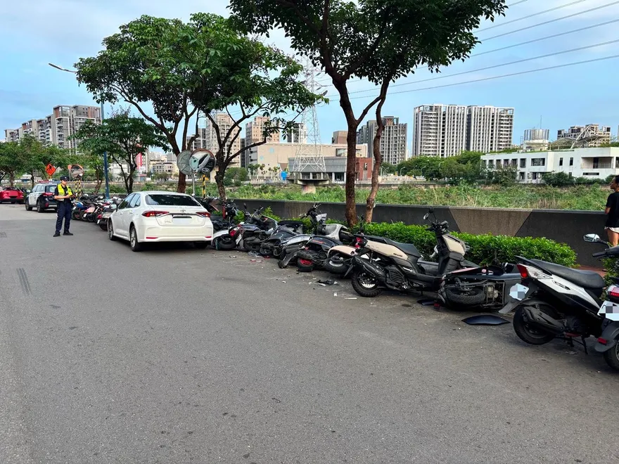 賠慘了！台中男開車失控「橫掃29部機車」　狼狽現場曝