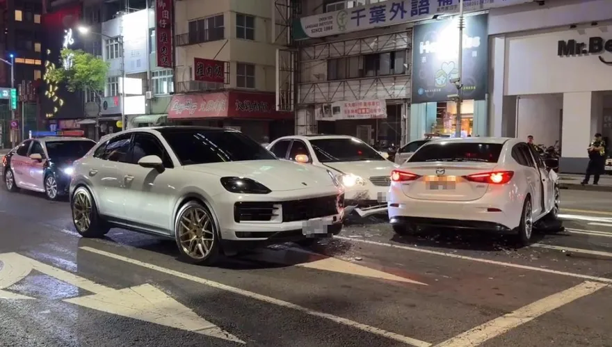 影/疑轉彎失控！轎車猛撞保時捷　驚悚瞬間曝光