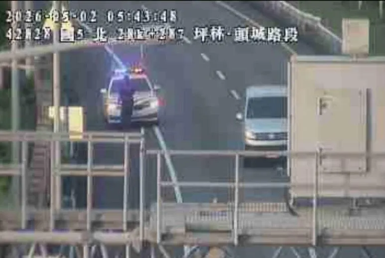 國5北上雪隧前「1人倒路邊」　警到場救人