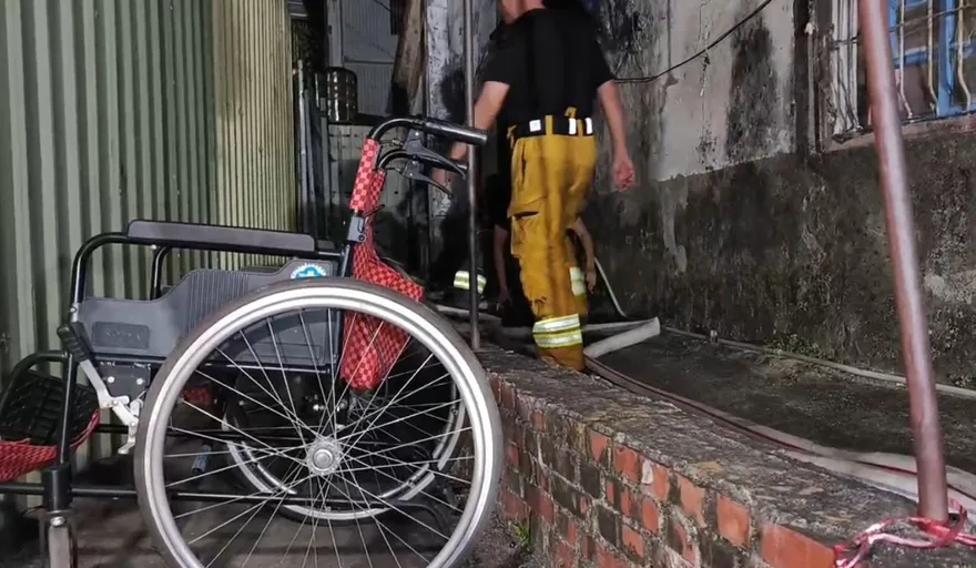 影/高雄燕巢民宅惡火！行動不便7旬婦救不回
