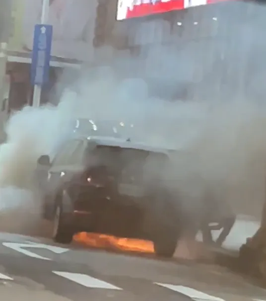 影/連假出遊驚魂！休旅車上台74冒白煙　下匝道瞬變火球