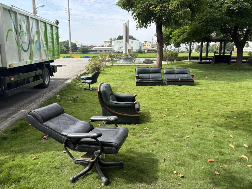 沒水準！彰化打卡景點淪「家具棄置場」　整組破舊沙發躺草皮
