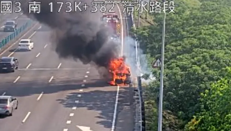 影/連假第2天悲劇！國3清水段爆火燒車　4人逃生未受傷