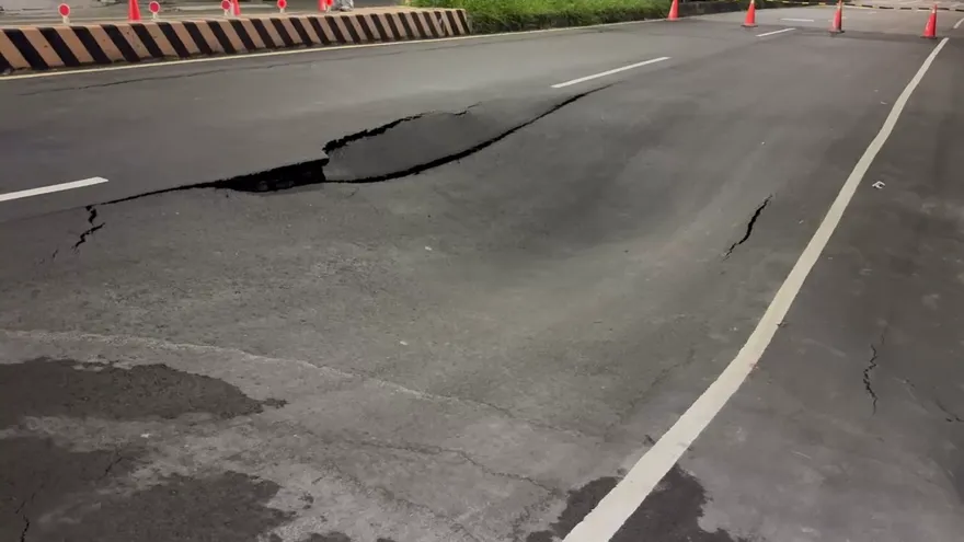 影/台中驚見大規模塌陷！「疑自來水管破裂掏空路基」現場封鎖