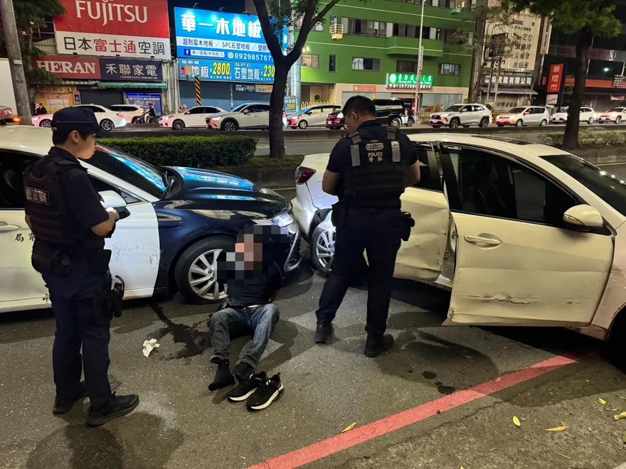 影/高雄毒駕拒檢逃逸！連環撞4汽機車　一家四口衰波及