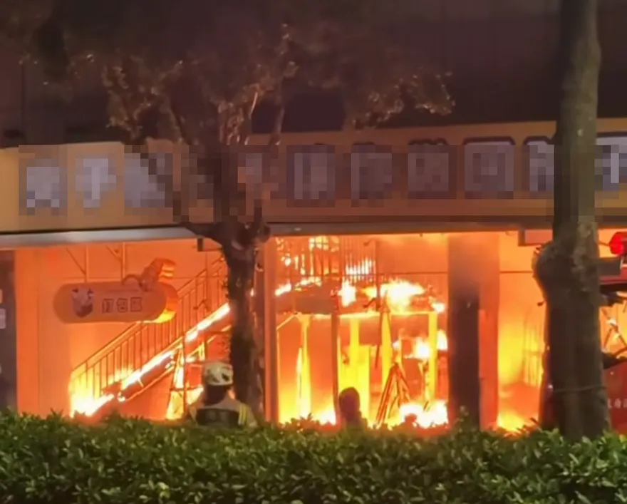 全台灣最大夾娃娃機平鎮店「全面燃燒」！燒成廢墟