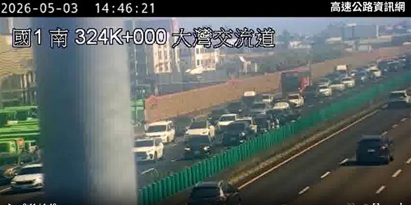 收假日悲劇！國1大灣交流道「7車連撞」　車潮回堵5公里