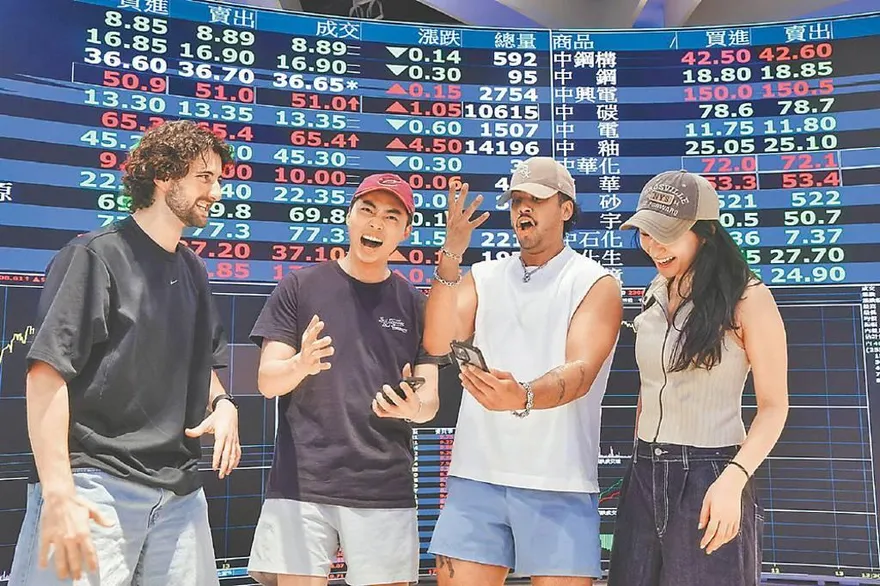 經理人卡位這18檔！主動式ETF加碼日月光、華通等　倒數520行情