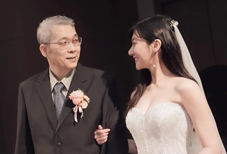 用盡力氣陪女兒走紅毯！　醫揭林逸欣父癌痛「如骨髓鑽咬」