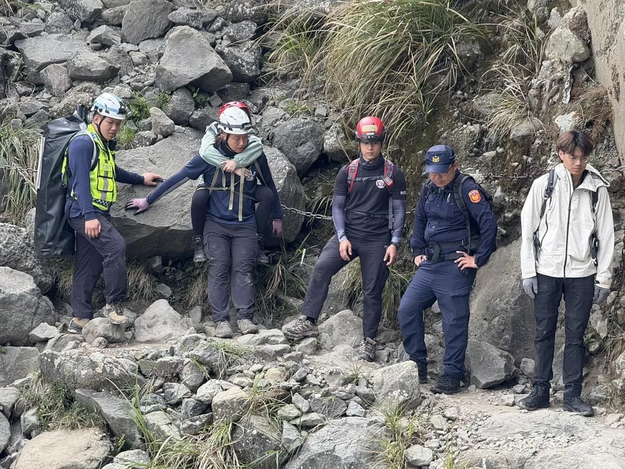 阿里山眠月線女山友踩空墜6米邊坡　林鐵人員、警消輪流背
