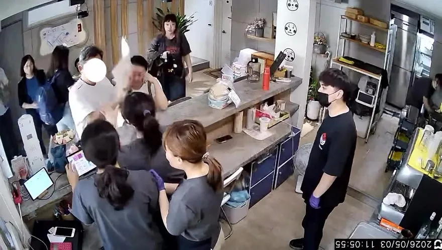 影/咬我啊！新竹奧客點餐摔菜單　霸氣店長護員工網讚翻