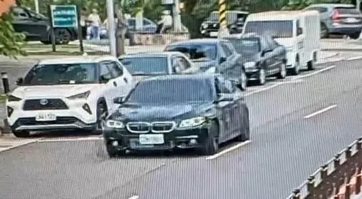 士林小情侶吵架！20歲男掏球棒自砸BMW　17歲女友嚇壞了