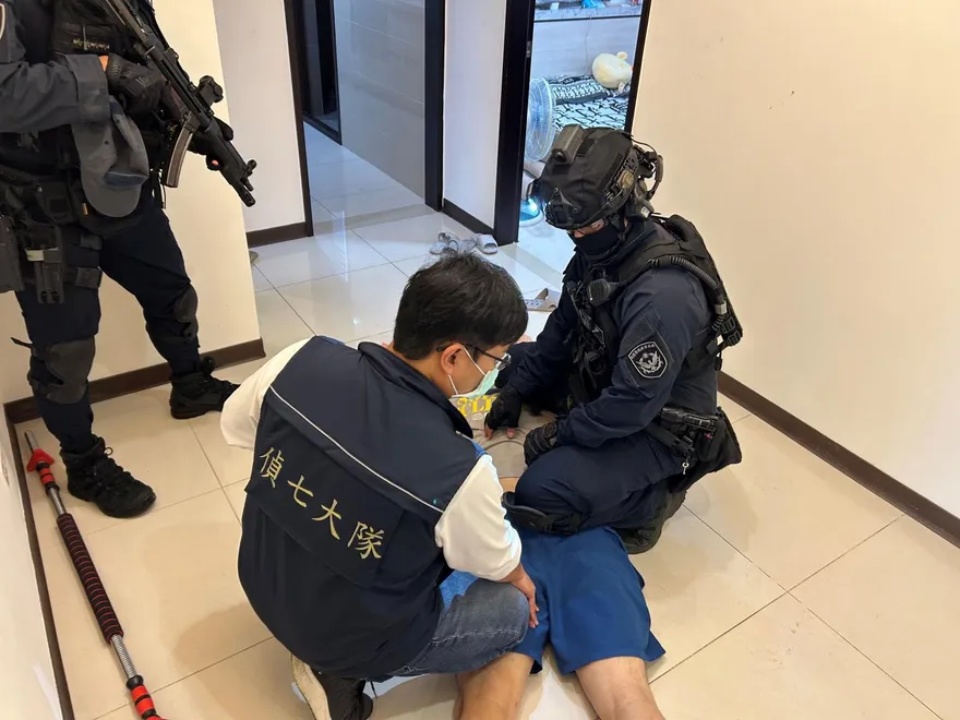 影/警破門而入！明仁會假投資詐騙逾2500萬　7嫌遭逮