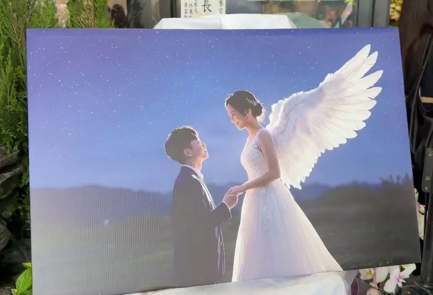 影/女警鄭詠心告別式！絕美天使婚紗照曝光　同僚相擁痛哭