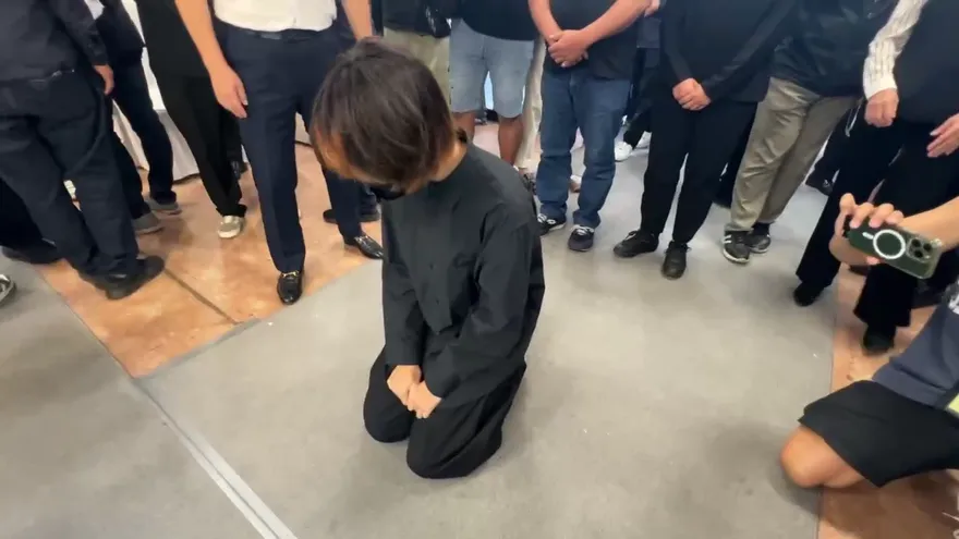 影/終於跪了！鄭詠心靈前女大生鞠躬「哭泣貌」致哀