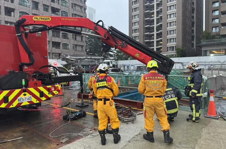 影/台中七期工地墜樓意外　工人骨折吐血吊掛救援
