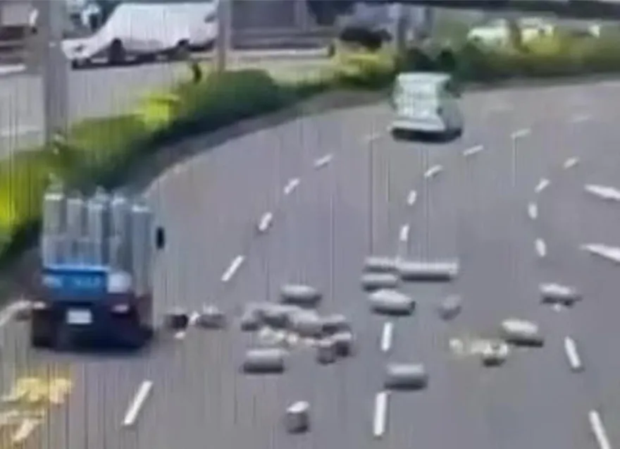 竹北驚魂！小貨車轉彎「瓦斯桶跌落路面」噴白煙　駕駛恐罰1.8萬