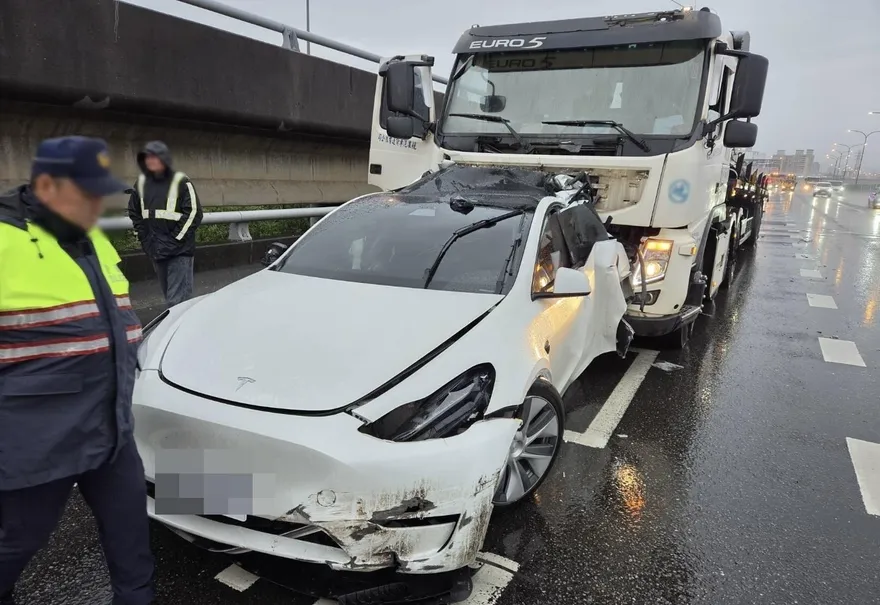 影/國1五股段特斯拉自撞　聯結車追撞車尾全毀