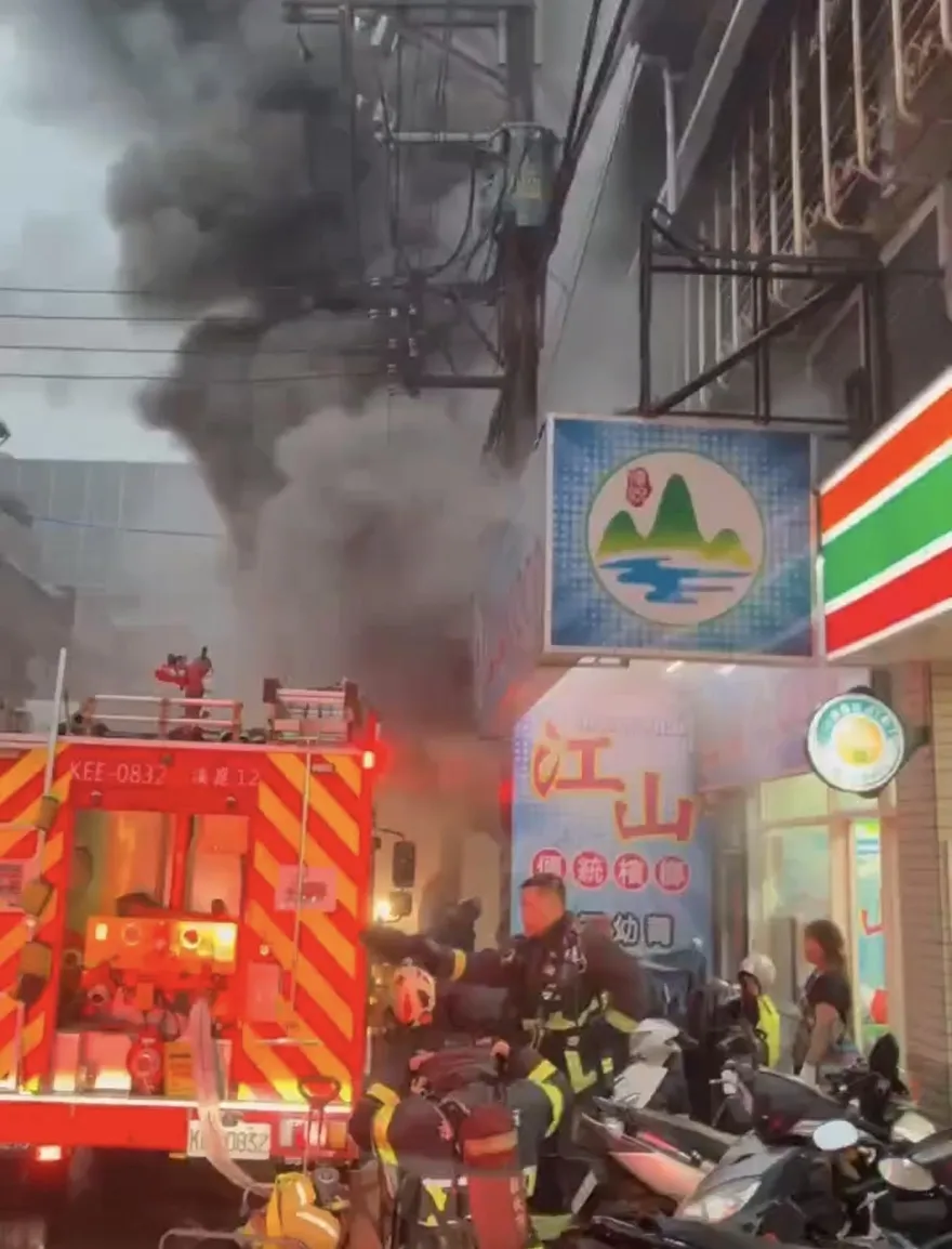 影/新北土城汽修廠火警黑煙狂竄　3人救出緊急送醫