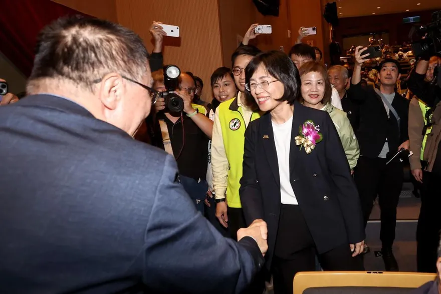 侯友宜喊「棒子交給你」！李四川、蘇巧慧狹路相逢握手致意
