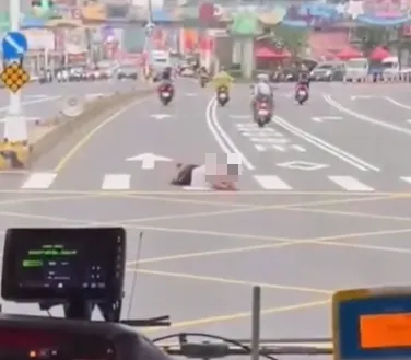 影/傻眼！台中男子下班時間在馬路上翻滾　網笑：我們是搖滾區